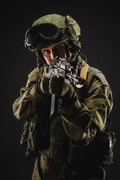 Soldado Forças Especiais Russo Moderno Com Rifle Fundo Escuro Exército — Fotografia de Stock