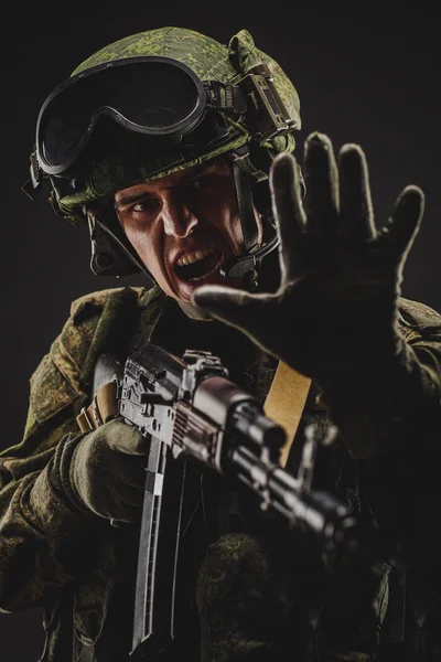 Soldado Forças Especiais Russo Moderno Com Rifle Fundo Escuro Exército — Fotografia de Stock