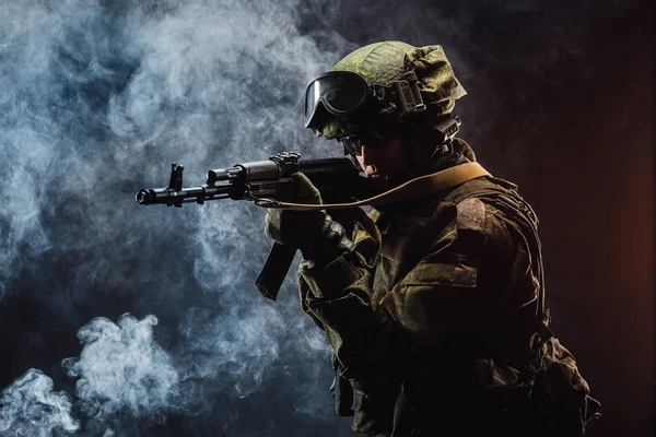 Современный Российский Солдат Спецназа Винтовкой Темном Фоне Армия Военные Люди — стоковое фото