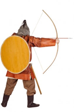 ok ve yay portre Ortaçağ Slav askerin. beyaz stüdyo arka plan görüntü. tarihi kavramı.