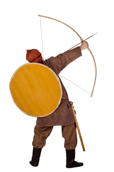 Retrato Medieval Escravo Soldado Segurando Arco Flecha Imagem Fundo Estúdio — Fotografia de Stock