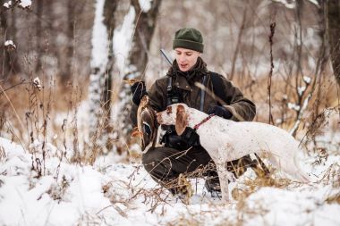 Kamuflaj, erkek avcısı silahlı bir tüfekle bir sno ayakta