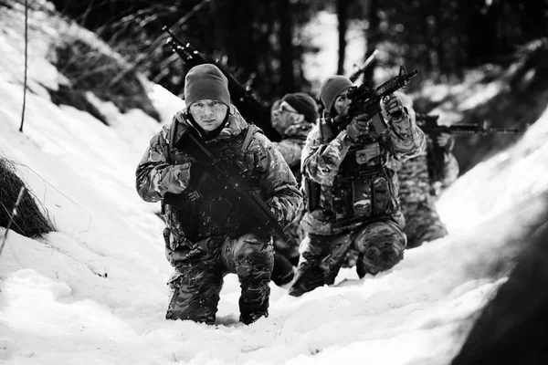 Gruppe Von Waffen Der Spezialeinheiten Kalten Wald Winterkrieg Und Militärisches — Stockfoto