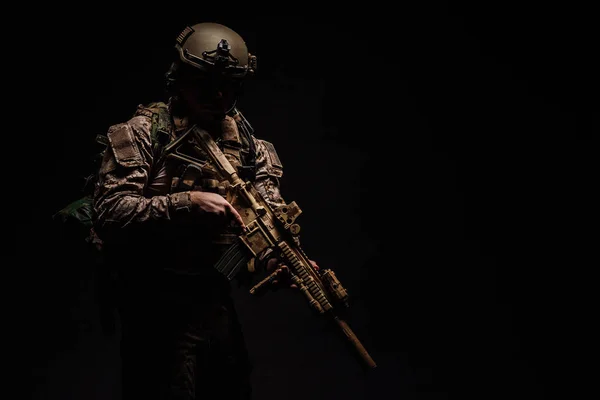Żołnierz Stanów Zjednoczonych sił specjalnych lub prywatną wojskowej Kodeksu spółek handlowych. — Zdjęcie stockowe