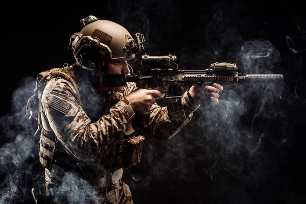 Soldat ou entrepreneur militaire privé tenant un fusil. Image sur une — Photo