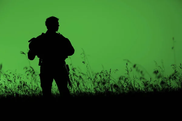 Військовий солдат зі зброєю на заході сонця. постріл, тримає пістолет, коло — стокове фото