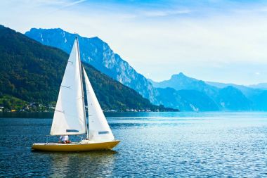 Yelkenli tekne üzerinde göl Traunsee, Avusturya