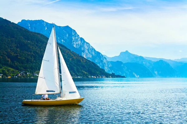 Barca a vela sul lago Traunsee, Austria — Foto Stock