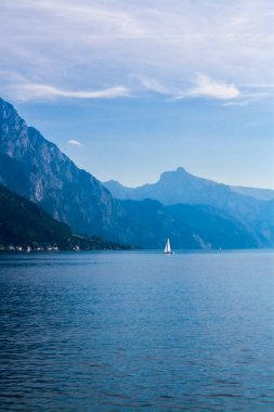 Güneşli günde göl Traunsee, Avusturya