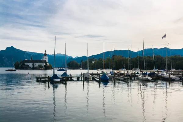 Marina med segelbåtar och kyrka på sjön Traunsee — Stockfoto