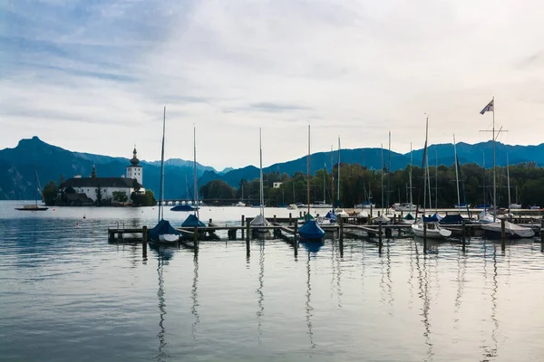 Marina med segelbåtar och kyrka på sjön Traunsee i den — Stockfoto