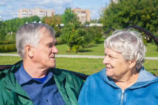 Счастливая пожилая пара смотрит друг на друга — стоковое фото