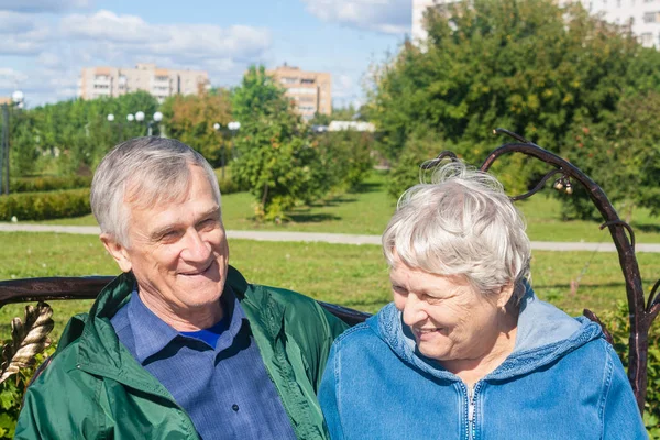 Feliz pareja de ancianos —  Fotos de Stock