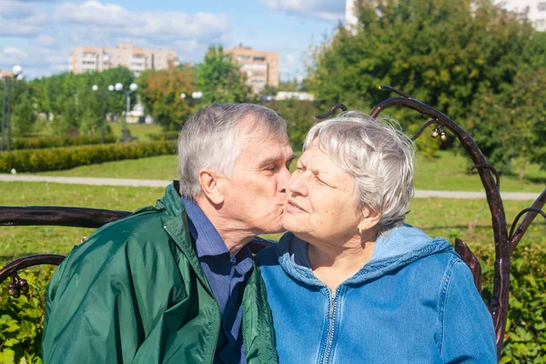 Поцелуи пожилой пары — стоковое фото