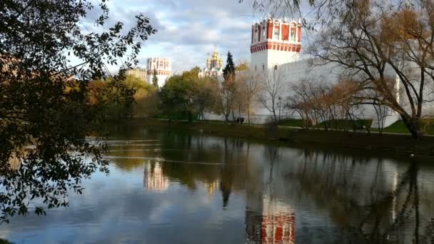 연못에 반사 된 Novodevichy 수도원 — 비디오