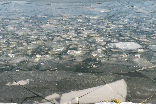 Lód pęknięty niebezpieczne na stawie w listopadzie — Zdjęcie stockowe