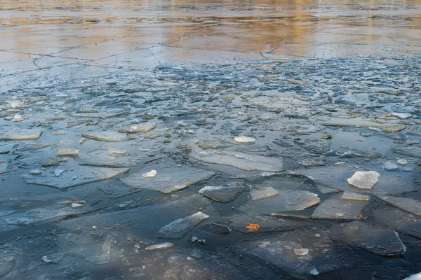 Hielo agrietado peligroso en el estanque en noviembre —  Fotos de Stock