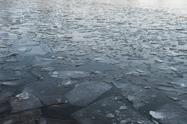 Lód pęknięty niebezpieczne na stawie w listopadzie — Zdjęcie stockowe