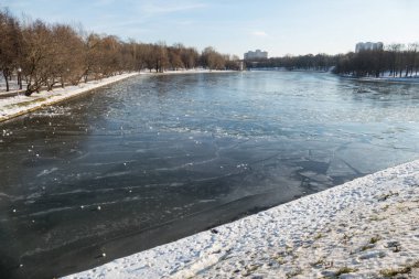 Kasım ayında göl'kırık buz