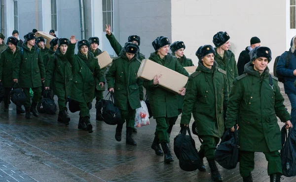 Moscow, December 2016 - The soldiers recruits in green uniforms with boxes go and look — Stock Photo, Image