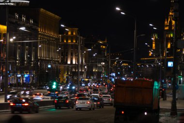 Rusya, Moskova 11,12,16 arabalar sokakta Moskova'da akşam kış akışının
