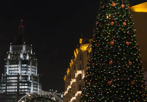 Boże Narodzenie drzewo na ulicy w centrum, obok centrum office — Zdjęcie stockowe