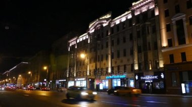 Rusya, Moskova 11.12.2016. Şehir merkezinde araba ile akşam sokak