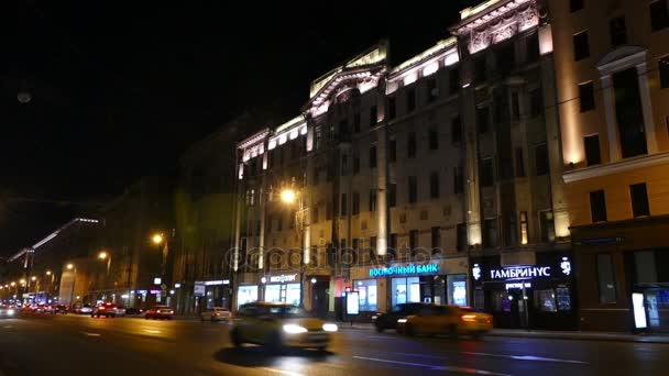 Rússia, Moscou 11.12.2016. Rua noturna com carros no centro da cidade — Vídeo de Stock