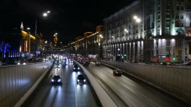 Rusya, Moskova 11.12.2016. Şehir merkezinde araba ile akşam sokak