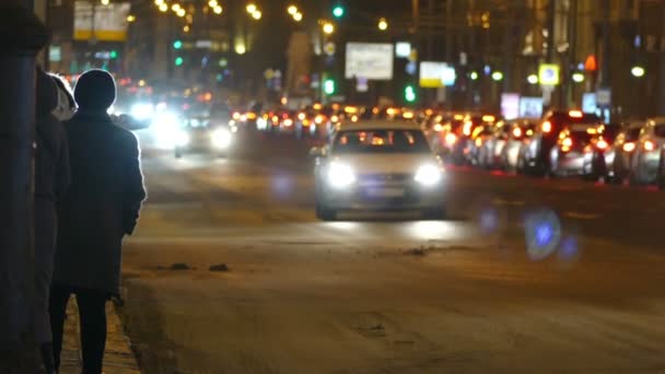 Rusia, Moscú 11.12.2016. Calle de la noche con coches y taxista-conductor en la calle — Vídeos de Stock