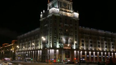 Rusya, Moskova 11.12.2016. Hotel Beijing yanında otomobil ile akşam sokak