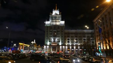 Rusya, Moskova 11.12.2016. Hotel Beijing yanında otomobil ile akşam sokak