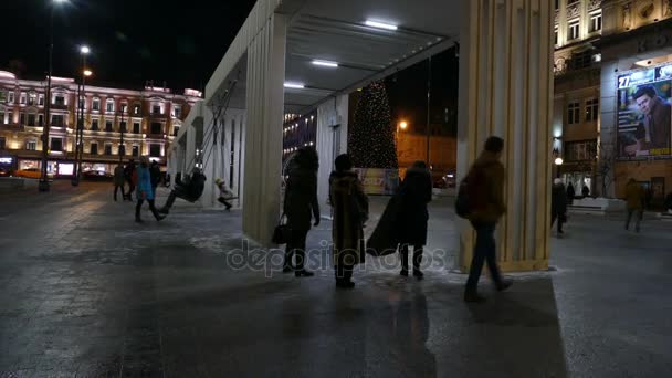 รัสเซีย, มอสโก 11. ถนนตอนเย็นกับสวิงในฤดูหนาว — วีดีโอสต็อก