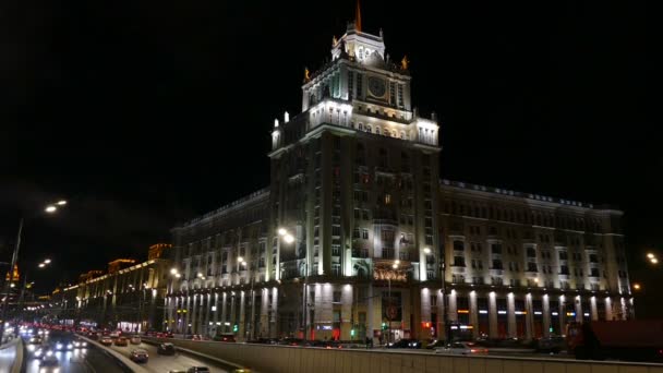 Rusia, Moscú 11.12.2016. Calle de la noche con coches al lado del hotel Beijing — Vídeo de stock