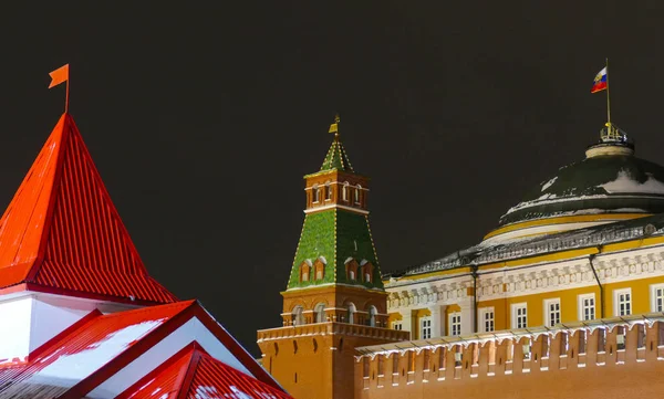 Diferentes torres junto al Kremlin — Foto de Stock