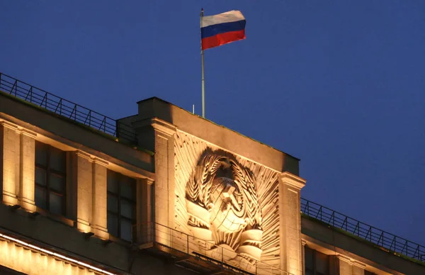 Drapeau russe sur la Douma d'Etat — Photo