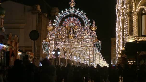 Tverskaya Street in Moskou op de avond — Stockvideo