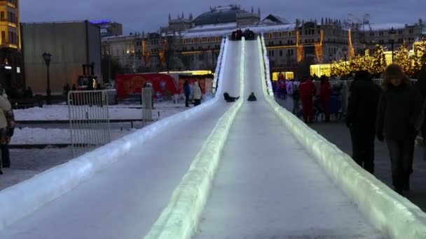 Tarde de diapositivas de hielo en Moscú en la víspera — Vídeos de Stock