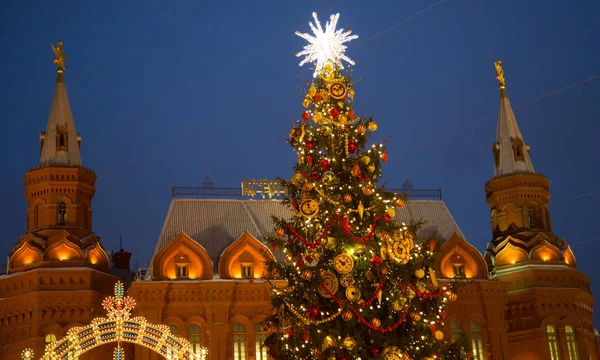 sokakta oyuncaklar ile Noel ağacı