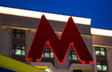Sembol M - yeraltı metro Binası arka plan üzerinde