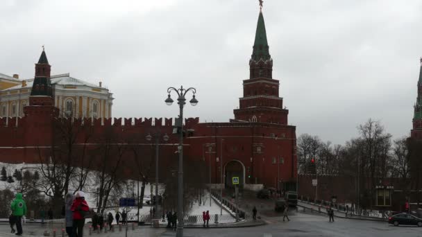 Borowizki Eingang und Türme des Kreml — Stockvideo