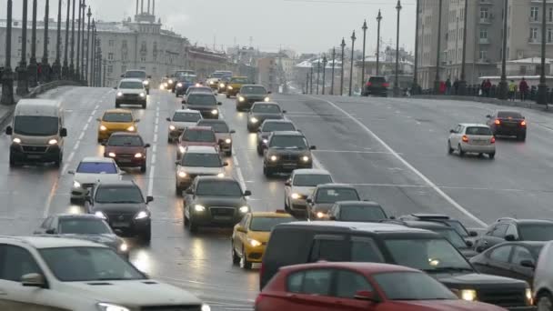 Voitures sur le pont Borovitsky — Video