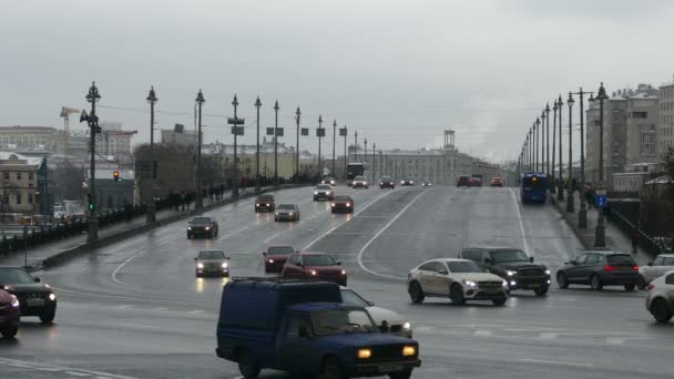 Coches en el puente Borovitsky — Vídeo de stock