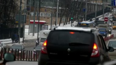 Moskova sokaklarında araçların hareket