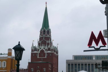 Sembol M metro yakınındaki Kremlin