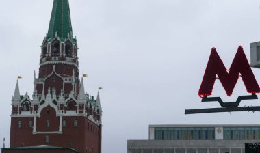 Sembol M metro yakınındaki Kremlin