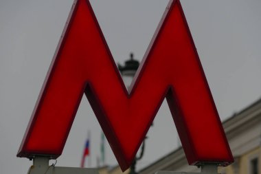 Harf M - arka plan bayrak metroda