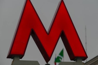 Harf M - arka plan bayrak metroda