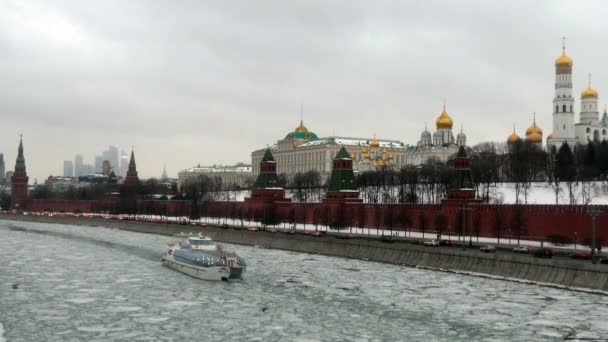 Der Kreml und ein vorbeifahrendes Schiff im Winter — Stockvideo