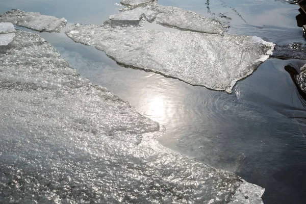 Frühlingseis auf dem See und Sonnenstrahlen — Stockfoto